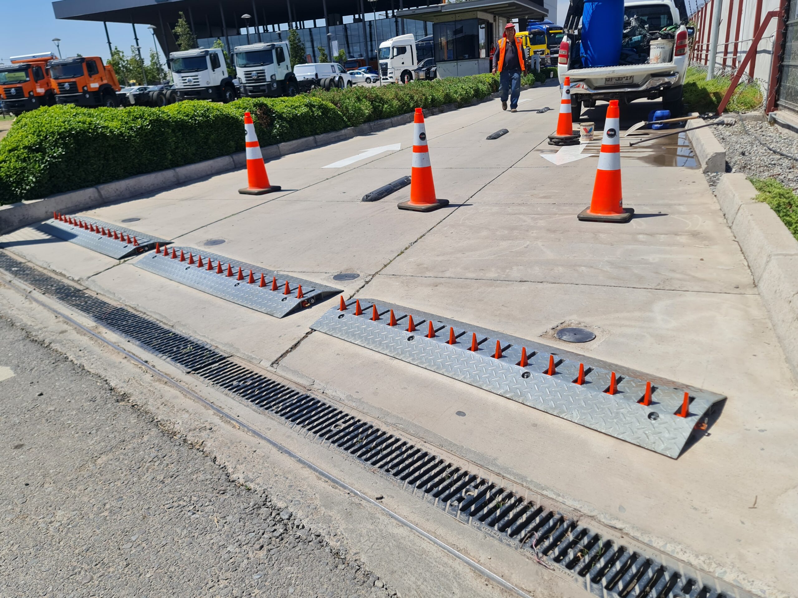 Instalación de pincha neumáticos AMU en acceso vehicular